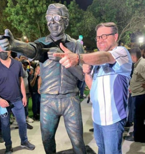 Gobernador chavista erige estatua en su honor en Venezuela