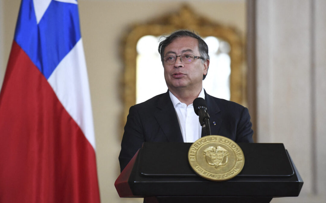 Senador colombiano rechazó propuesta de Petro para contratar médicos cubanos