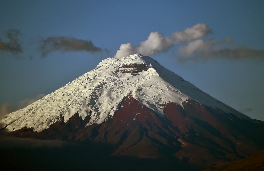 Ecuador declara alerta amarilla por actividad de volcán Cotopaxi